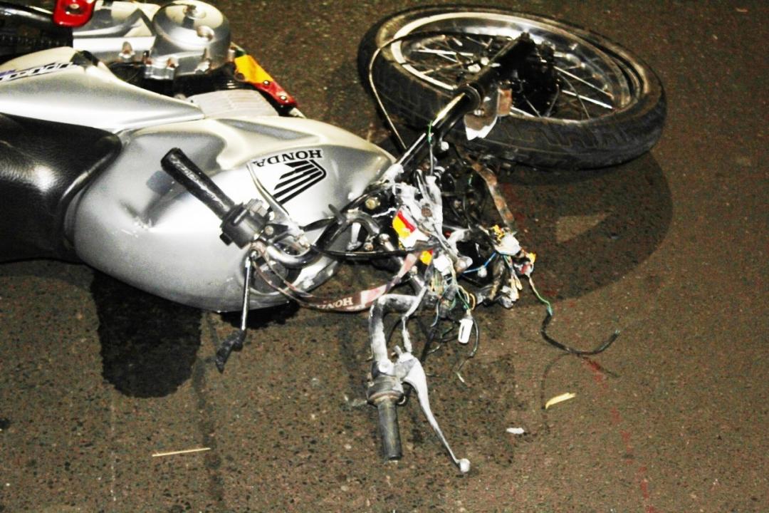 Foto 6 de 11 — Dois jovens morrem após moto bater violentamente em poste